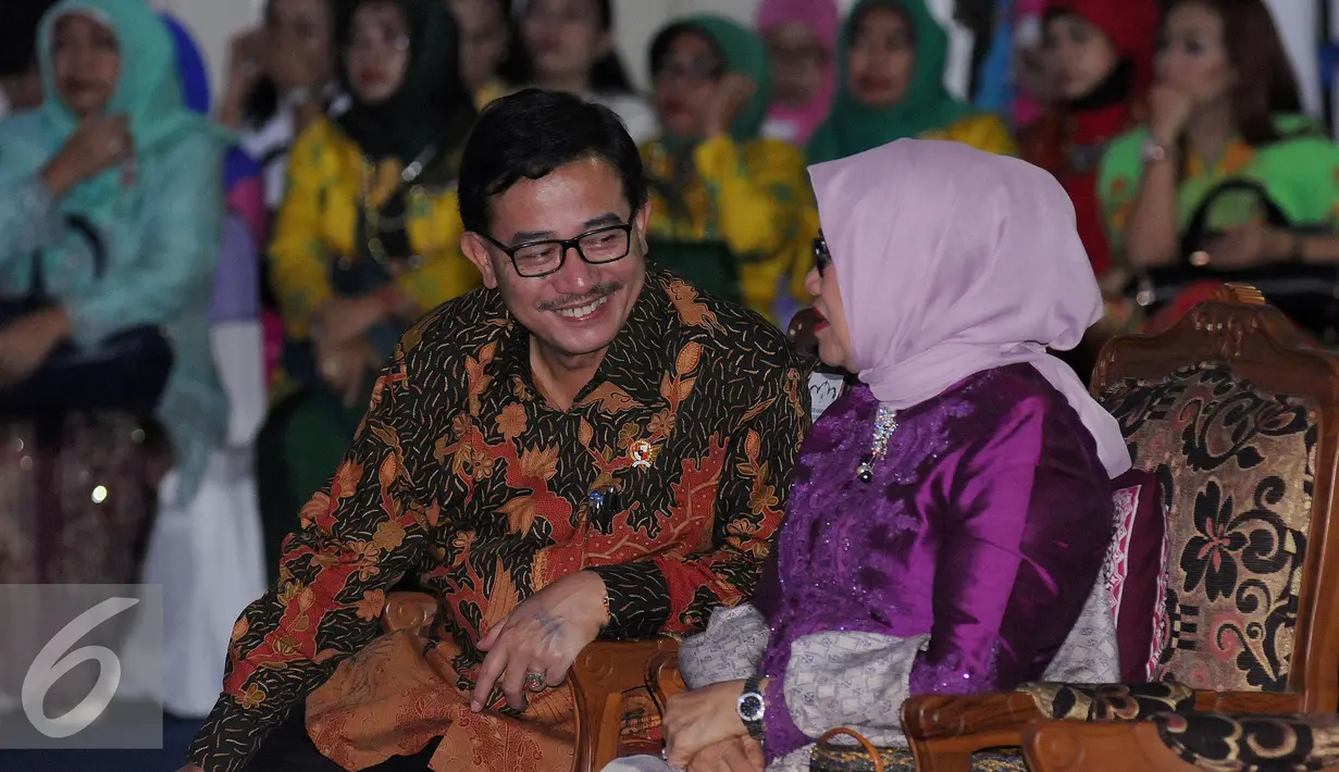Menteri ATR/Kepala BPN, Ferry Mursyidan Baldan (kiri) berbincang dengan istri Wakil Presiden RI, Mufidah Jusuf Kalla saat menghadiri Lomba Kuliner Daerah dan Desain Busana Nusantara, Jakarta, Senin (18/4/2016). (Liputan6.com/Helmi Fithriansyah)