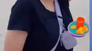 Aura cantik Alleia Anata Irham terpancarkan mesti tampil sederhana. Ia hanya memakai kaus hitam dan tak pakai makeup. Meski tampilannya terkesan simpel, namun aura karisma dari anak Ariel Noah ini begitu terlihat. (Liputan6.com/TikTok/basdail02)