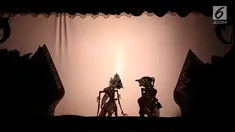 Pagelaran wayang kulit sedang dimainkan oleh siswa siswi di Jakarta Intercultural School (JIS) Elementary, Jakarta, Kamis (2/11). Kegiatan ini menyambut Hari Wayang Dunia yang jatuh pada 7 November 2017. (Liputan6.com/Fery Pradolo)