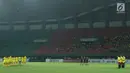 Pemain Bhayangkara FC dan PSM Makassar mengheningkan cipta mengenang penjaga gawang Persela, Choirul Huda jelang lanjutan Liga 1 Indonesia di Stadion Patriot Candrabhaga, Bekasi, Kamis (19/10). PSM Makassar unggul 2-0. (Liputan6.com/Helmi Fithriansyah)
