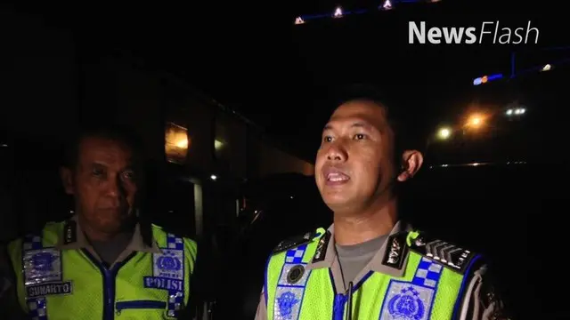 Anggota polisi Satuan Lalu Lintas Polresta Depok mendapatkan perlakuan tidak menyenangkan dari pengendara motor saat sedang bertugas di Jalan Raya Kartini, Pancoran Mas, Depok, Jumat (7/4/2017)