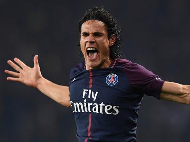 Striker PSG, Edinson Cavani, merayakan gol yang dicetaknya ke gawang Nice pada laga Ligue 1 Prancis di Stadion Parc des Princes, Paris, Jumat (27/10/2017). PSG menang 3-0 atas Nice. (AFP/Franck Fife)