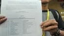 Koalisi Masyarakat Sipil memperlihatkan daftar kandidat calon pimpinan KPK, Jakarta, Selasa (18/5/2015). Mereka berharap KPK pro aktif memberikan masukan kepada presiden sebelum kepres calon pimpinan KPK ditandatangani. (Liputan6.com/Herman Zakharia)