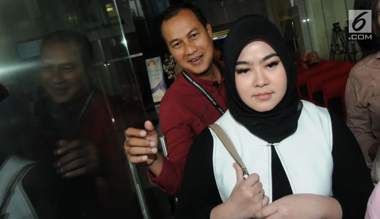 Istri tersangka Gubernur Jambi (nonaktif) Zumi Zola, Sherin Taria usai menjalani pemeriksaan di gedung KPK, Jakarta, (22/5). Sherin Taria diperiksa sebagai saksi untuk dua tersangka, Zumi Zola dan Plt Kadis PUPR Jambi Arfan. (Merdeka.com/Dwi Narwoko)