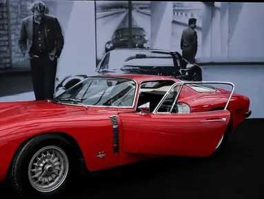 Mobil Iso Grifo A3-C 1964 yang merupakan milik bintang rock asal Prancis Johnny Hallyday dipamerkan sebelum dilelang di Paris, Prancis (6/2). Mobil mewah berwana merah ini akan dilelang oleh rumah lelang RM Sotheby. (AFP/Stephane De Sakutin)