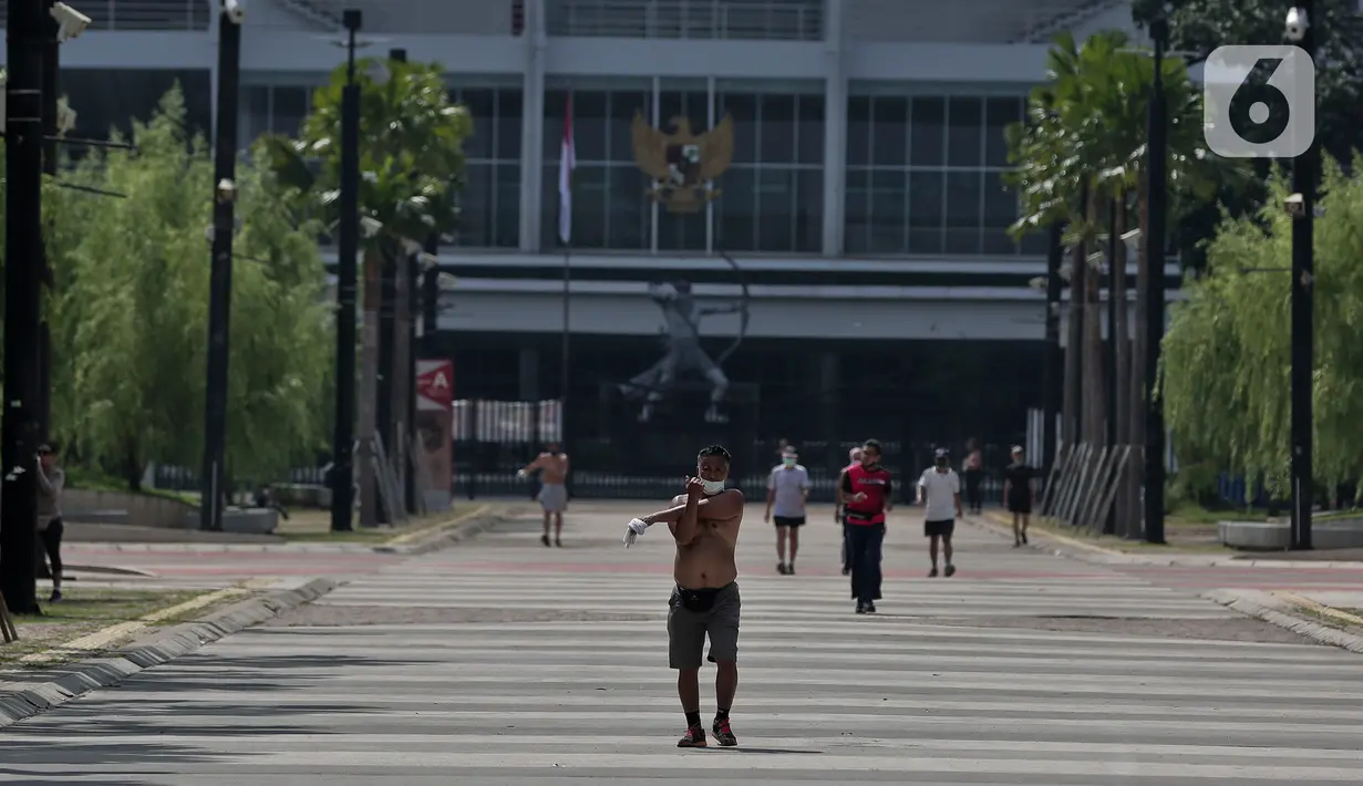 <p>Sejumlah orang berolahraga selama pemberlakuan Pembatasan Sosial Berskala Besar (PSBB) di Komplek Gelora Bung Karno, Kawasan Senayan, Jakarta, Kamis (16/4/2020). Kendati Kawasan Senayan pun juga diterapkan PSBB, warga bisa tetap berolahraga di Komplek GBK. (Liputan6.com/Johan Tallo)</p>