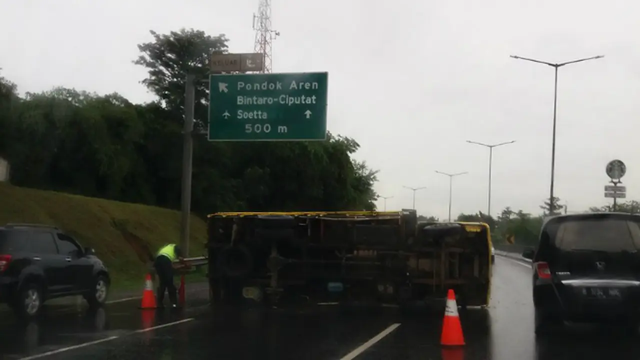 Truk terguling di Tol Serpong arah Bintaro