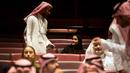 Seorang pengunjung perempuan menempati tempat duduk bersiap menyaksikan pemutaran film Black Panther selama acara gala undangan di King Abdullah Financial District Theatre, Riyadh, Arab Saudi (18/4). (AP/Amr Nabil)