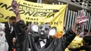 Massa yang tergabung dalam koalisi #BersihkanIndonesia menggelar aksi teatrikal di depan Gedung Bawaslu, Jakarta, Selasa (15/1). Massa aksi terdiri dari aktivis Greenpeace, Auriga, JATAM dan ICW. (Liputan6.com/Faizal Fanani)