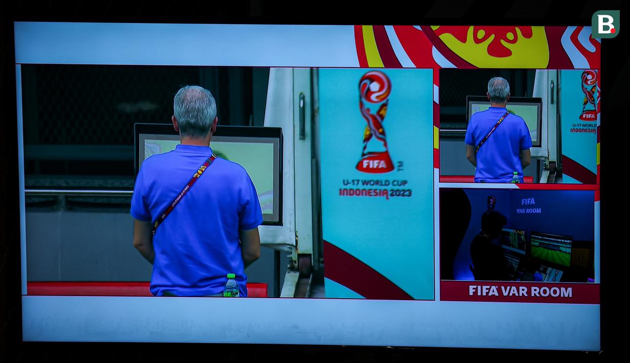 <p>Seorang petugas di dalam ruangan "FIFA VAR Room" Stadion Gelora Bung Tomo, Surabaya, memeriksa kesiapan empat monitor yang akan dimanfaatkan untuk me-review keputusan wasit di pertandingan Piala Dunia U-17 2023. (Bola.com/Bagaskara Lazuardi)</p>