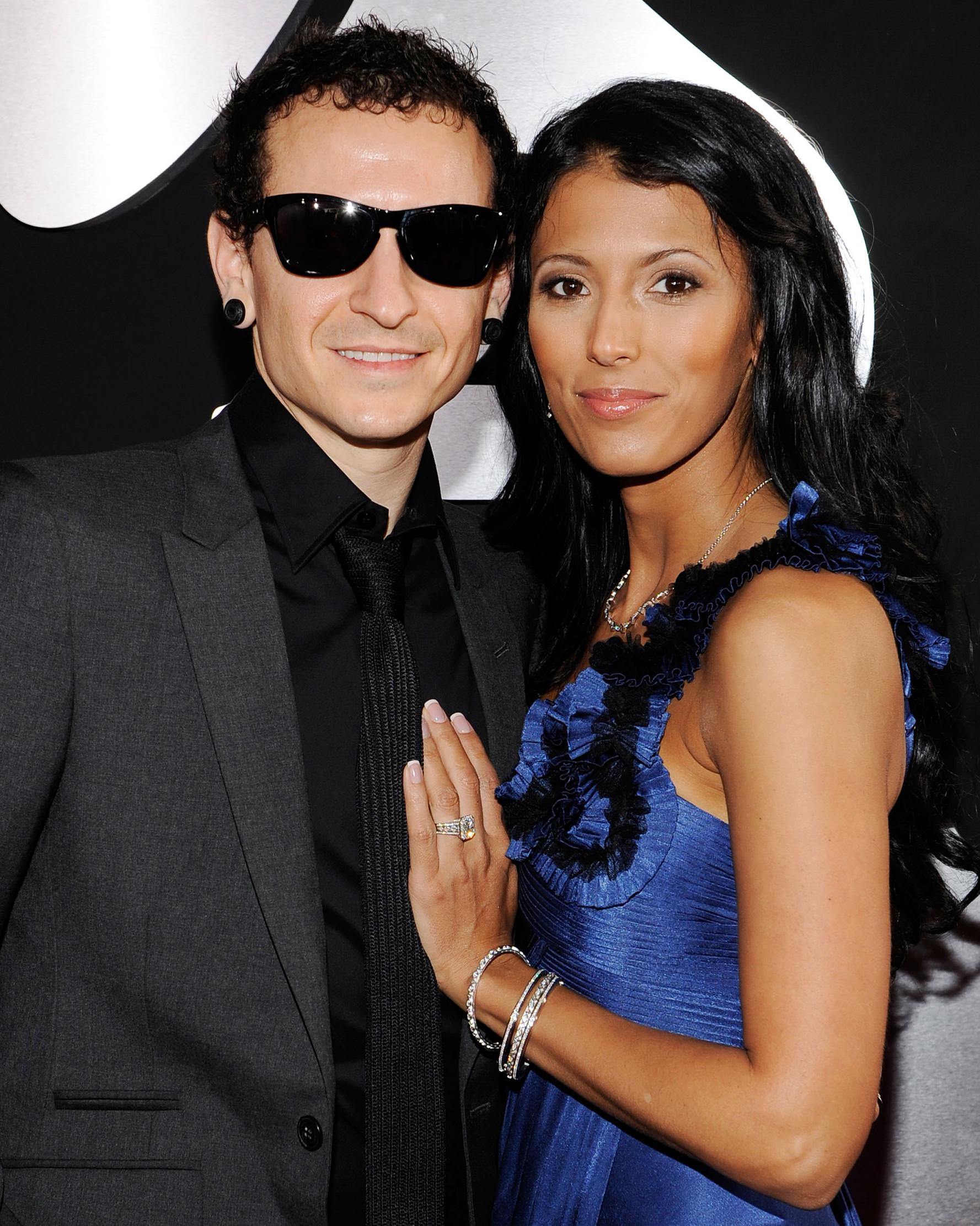 Chester Bennington pertama kali menikah pada 31 Oktober 1996. Vokalis band Linkin Park itu menikahi Samantha Marie Olit dan bercerai pada 2005. Lantas, Chester kembali menikah dengan mantan model majalah Playboy, Talinda Ann Bentley. (Larry Busacca /AFP)
