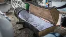 Peti mati berbentuk batang pohon yang dibuat Hello Design Works Coffin di Accra, Ghana (10/10). Sejak lama masyarakat kota Accra memesan peti mati dalam berbagai bentuk yang melambangkan kehidupan orang yang sudah meninggal. (AFP Photo/Stefan Heunis)