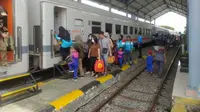 Penumpang kereta api di Staisun Rogojampi hendak memasuki kereta yang dituju (Istimewa)