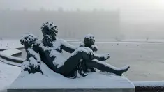 Salju menyelimuti sebuah patung di tepi kolam utara di taman Versailles, luar Kota Paris pada Selasa 6 Januari 2026. Sejumlah negara di Eropa dilanda cuaca ekstrem usai badai salju menerjang wilayah-wilayah tersebut pada Senin, 5 Januari 2026, waktu setempat. (GEOFFROY VAN DER HASSELT/AFP)
