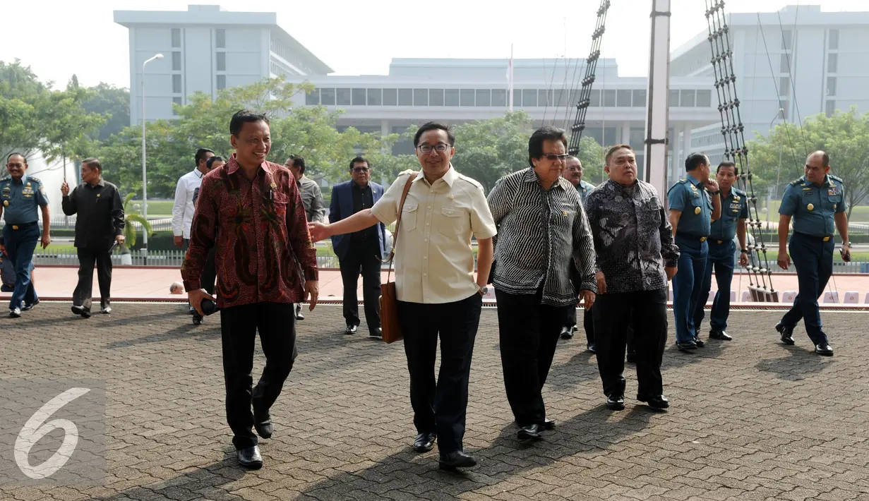 Sejumlah anggota Komisi I DPR berjalan usai melakukan pertemuan dengan pejabat TNI AL digedung utama Mabes TNI AL Cilangkap, Jakarta (19/1/2016). Pertemuan untuk meningkatkan tali silaturahmi. (Liputan6.com/Helmi Fithriansyah)