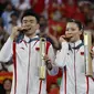 Ganda campuran China, Zheng Siwei/Huang Yaqiong, merebut medali emas Olimpiade Paris 2024 setelah pada final mengalahkan ganda Korea Selatan, Kim Won-ho/Jeong Na-eun, dalam dua gim langsung 21-8, 21-11, di Porte de la Chapelle Arena, Jumat (2/8/2024). (AFP/Luis Tato)