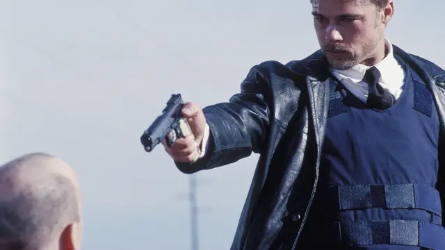 Mills yang diperankan Brad Pitt dalam Se7en, 1995. (IMDb)