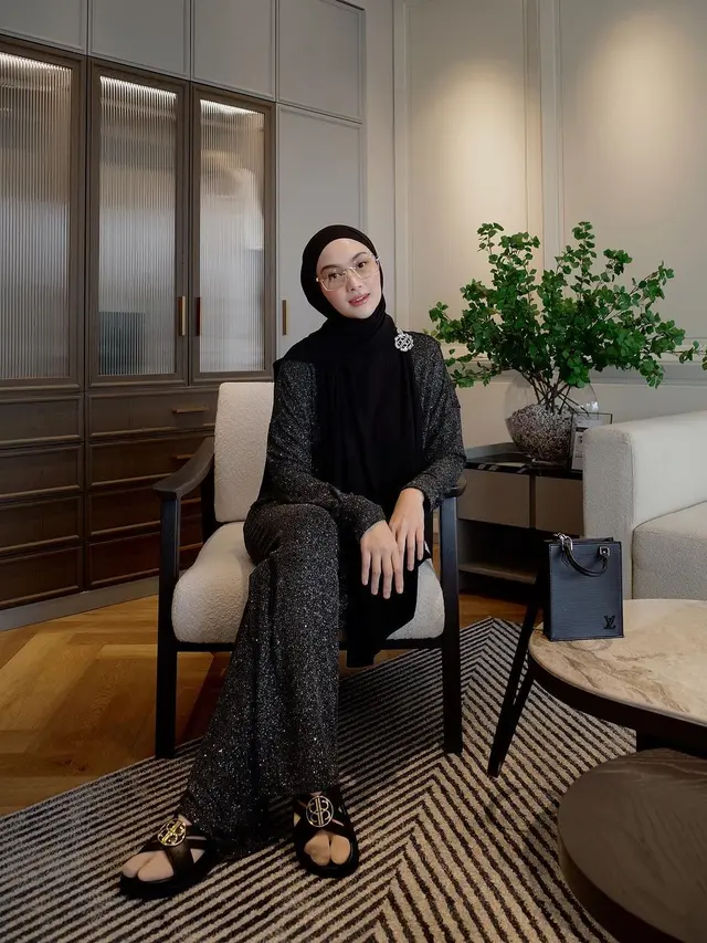 6 Gaya Berhijab Indah Nada Puspita yang Elegan Wajib Ditiru untuk Arisan Ramadan