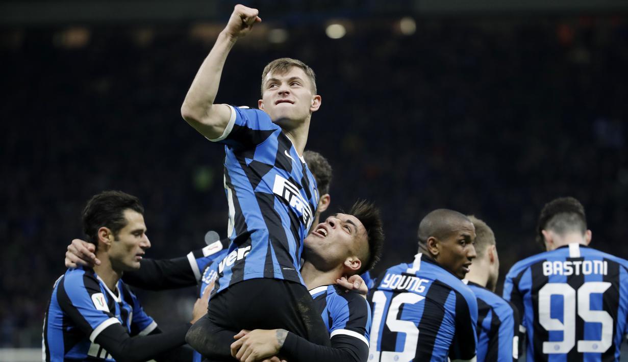 Nicolo Barella - Gelandang berusia 24 tahun itu awalnya bergabung ke Inter Milan dari Cagliari dengan status pinjaman pada musim panas 2019. Penampilan apik dan menjadi pilihan utama Conte, membuat Nerazzurri kemudian rela menggolontorkan dana 27,7 juta euro untuk menebus Barella. (AP/Luca Bruno)