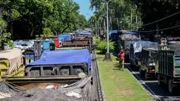 Aksi ini merupakan respons atas keputusan Kementerian Lingkungan Hidup yang mulai membatasi masuknya sampah organik ke Tempat Pembuangan Akhir (TPA) Suwung sejak 1 April 2026. Tampak dalam foto, massa memprotes keputusan pemerintah untuk melarang pembuangan sampah organik di Tempat Pembuangan Akhir (TPA) Sampah, Suwung, menjelang penutupan permanen yang direncanakan akhir tahun ini, di Denpasar, Bali, pada Kamis 16 April 2026. (SONNY TUMBELAKA/AFP)