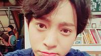 Sikap undur diri Jung Joon Young awalnya diizinkan oleh pihak agensi karena menghargai keputusan Jung Joon Young, sekaligus memberikan waktu kepadanya untuk berkaca diri. (Instagram/sun4finger)