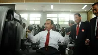 Ketua KONI Pusat, Tono Suratman (baju putih) meninjau fasilitas Fitness Center KONI Pusat di  Kawasan Stadion GBK Jakarta, Senin (11/1/2016). Fitness Center diperuntukkan sebagai tempat pemulihan kondisi para atlet. (Liputan6.com/Helmi Fithriansyah)
