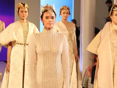 Model memperagakan busana dalam gelaran Fashion Nation 2018 di Senayan City, Jakarta, Senin (16/4). AkzoNobel, perusahaan cat terkemuka melalui Dulux Ambiance berkolaborasi dengan tiga desainer lokal. (Liputan6.com/Immanuel Antonius)