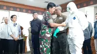 Menlu Retno Marsudi, Menkes Terawan, dan Panglima TNI Hadi Tjahjanto melepas 42 relawan penjemput WNI di Wuhan, Sabtu (1/2/2020). (Liputan6.com/ Pramita Tristiawati)