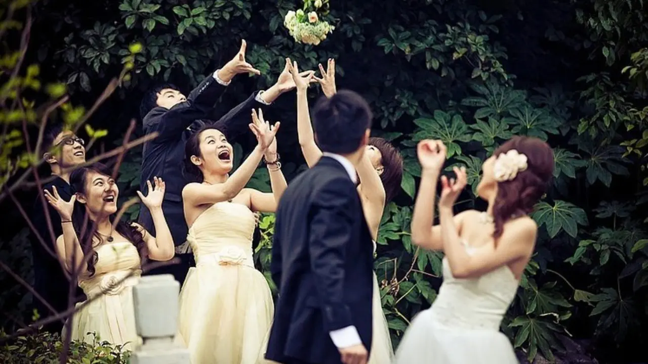 11 Wajah Kocak Para Pengiring Pengantin Saat Menangkap Bunga