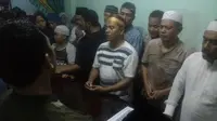 Isak tangis pecah saat peti jenazah Rohmanir Pandi Sagala (23), tiba di rumah duka di Pondok Bahar Permai A-1/6 RT02 RW07, Karang Tengah, Kota Tangerang, Minggu (4/11/2018) malam.