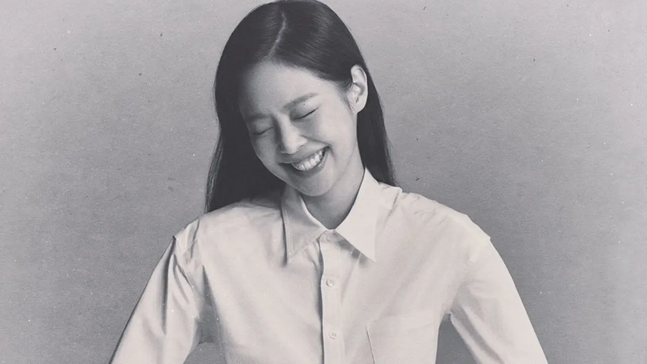6 Potret Adu Gaya Jennie BLACKPINK dan Lisa BLACKPINK Kompak Jadi CEO