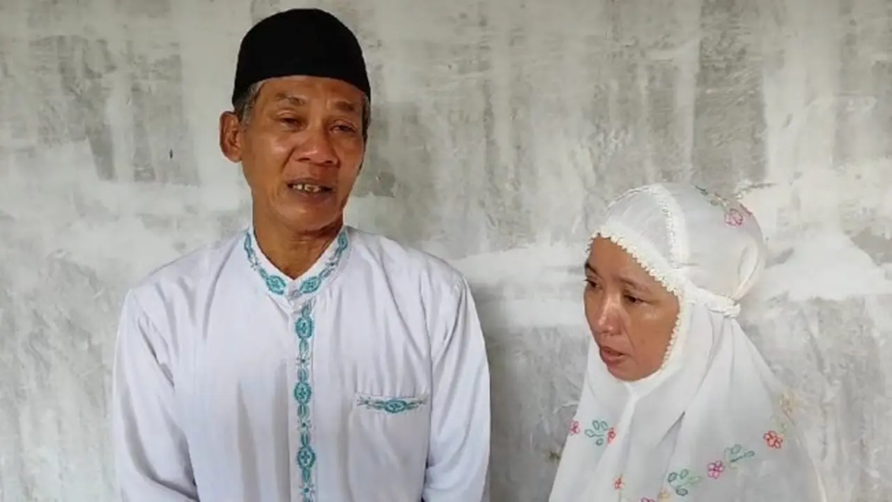 Kedua orangtua Nazatra Adzin Mufadhal, korban pendaki Gunung Marapi yang meninggal dunia.