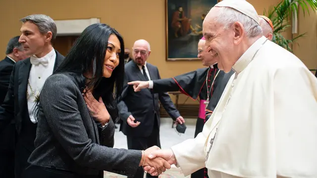 5 Potret Anggun C Sasmi Jabat Tangan Paus Franciscus, Sebut Sebagai Momen Tak Terlupakan