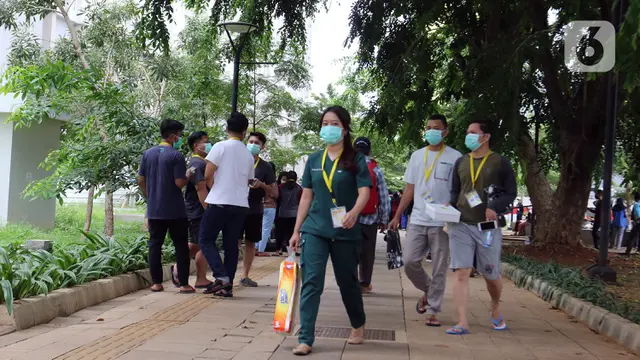 FOTO: Tenaga Kesehatan RSD Wisma Atlet Tepuk Tangan 56 Detik di Hari Kesehatan Nasional