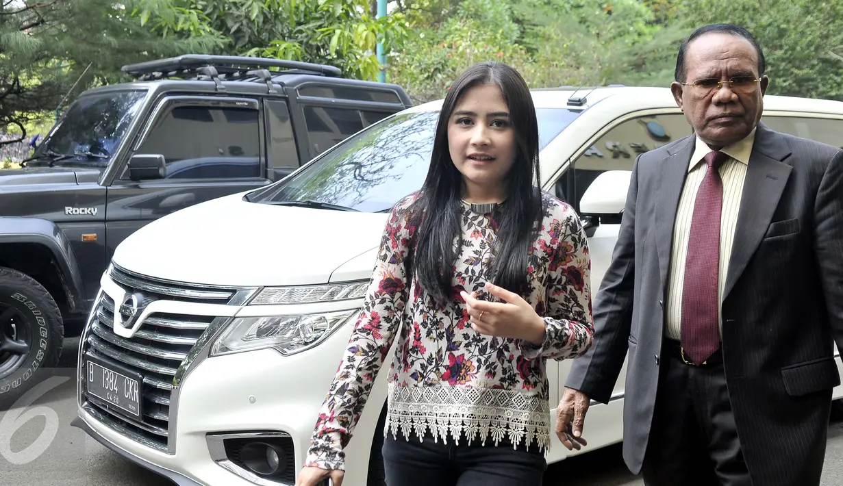Pesinetron muda, Prilly Latuconsina didampingi pengacaranya mendatangi Polda Metro Jaya, Jakarta, Jumat (31/7/2015). Kedatangannya untuk melaporkan kasus foto bugil mirip dirinya yang beredar di dunia maya. (Liputan6.com/Panji Diksana) 