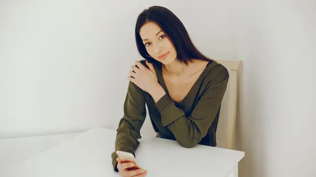 wanita oktober berkelas cerdas