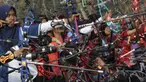 Para pepanah bersiap melepas busur panah saat Kejuaraan Nasional Panahan Prakualifiikasi PON XX /2020 di Lapangan Panahan Senayan, Jakarta, Senin (23/9). Seleksi ini diikuti oleh 516 peserta dan 30 provinsi. (Bola.com/Vitalis Yogi Trisna)