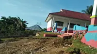 Lahan sekolah yang dijadikan tambang batu di salah satu sekolah di Desa Laiba, Kabupaten Muna.(Liputan6.com/Ahmad Akbar Fua)