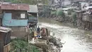 Warga beraktivitas di sekitar pemukiman bantaran Sungai Ciliwung, Jakarta, Jumat (17/7/2020). Badan Pusat Statistik menyebut tingkat kemiskinan di RI kini membengkak jadi 9,78 persen dari total populasi nasional akibat pandemi virus corona COVID-19. (Liputan6.com/Immanuel Antoniu)