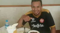 Andre Picessa menyantap rendang sehabis latihan Jaya Kencana Angels. (Bola.com/Dok. Pribadi)