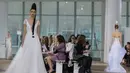 Sejumlah model berjalan diatas panggung mengenakan gaun pengantin koleksi Ines Di Santo saat Bridal Fashion Week di New York (21/4). (AP Photo/ Mary Altaffer)