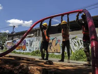 Pekerja informal melakukan pengerjaan menarik kabel di Jakarta, Kamis (2/12/2021). Kementerian Ketenagakerjaan (Kemnaker) menegaskan tidak hanya menyiapkan program bagi pekerja formal seperti Bantuan Subsidi Upah (BSU), tetapi juga bagi pekerja informal. (Liputan6.com/Johan Tallo)