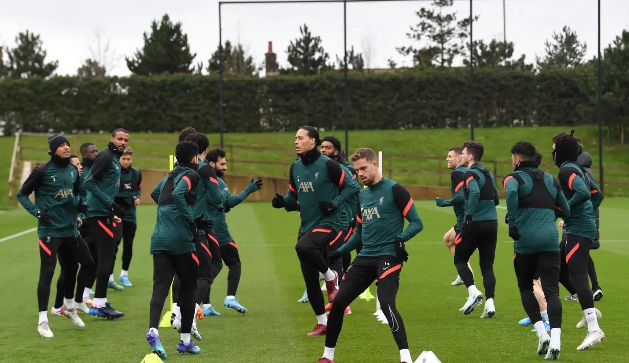 Para pemain Liverpool melakukan pemanasan dalam sesi latihan di tempat latihan Liverpool FC di Liverpool, Inggris (4/4/2022). Liverpool akan bertanding melawan Benfica pada leg pertama perempat final Liga Champions di Estadio Da Luz, Portugal. (AFP/Paul Ellis)