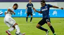 Penyerang Real Madrid, Jese Rodriguez (kiri) berusaha melewati Pemain Inter Milan, Jeison Murillo di Stadion Tianhe, Cina, Senin, (27/7/2015). Ini merupakan pertandingan yang merebutkan piala  Champions Internasional. (REUTERS/Tyrone Siu)