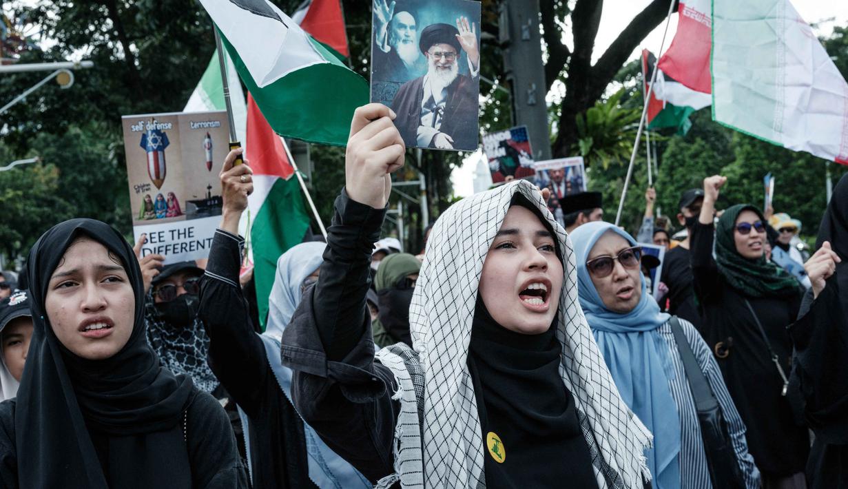 Sebelum membubarkan diri, massa berjanji akan terus mengawal isu ini untuk menekan pemerintah mengambil sikap tegas terkait dinamika geopolitik global. Tampak dalam foto, warga berunjuk rasa menentang serangan gabungan Amerika Serikat (AS)-Israel terhadap Iran dan berduka atas gugurnya pemimpin tertinggi Iran, Ayatollah Ali Khamenei, di depan Kedutaan Besar Amerika Serikat di Jakarta pada Senin 9 Maret 2026. (YASUYOSHI CHIBA/AFP)