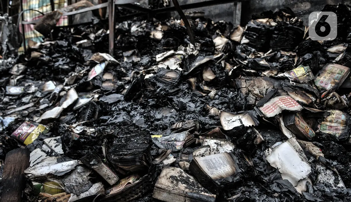 Kondisi buku-buku yang hangus terbakar di Toko Buku Setia Kawan, Senen, Jakarta, Rabu (14/10/2020). Pemilik toko empat lantai tersebut mengaku sekitar puluhan ribu buah buku hangus terbakar dengan kerugian mencapai Rp3 miliar. (merdeka.com/Iqbal Nugroho)