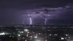 Badai petir terlihat di kota Port-au-Prince, Haiti (14/11). Kota ini didirikan pada tahun 1749 oleh pemilik perkebunan gula Perancis. (AFP Photo/Hector Retamal)