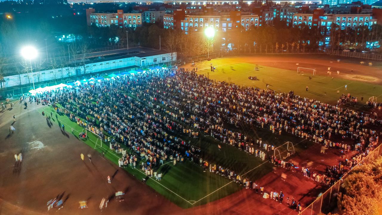 Penduduk di Kota Chengdu Tes COVID-19