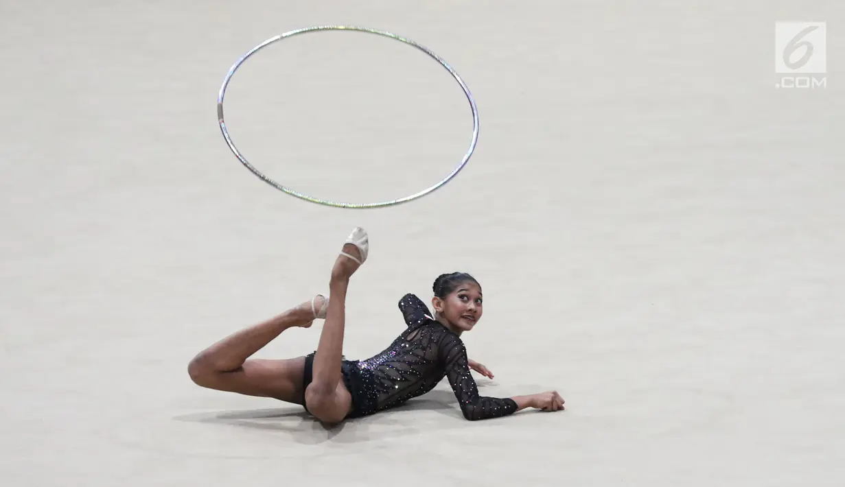 Pesenam Indonesia, Wahyu Putri saat laga nomor hola hop penyisihan senam ritmik putri Asian Games 2018 di JIEXPO Kemayoran, Jakarta, Senin (27/8). Wahyu Putri hanya mampu mengumpulkan 34,200 poin. (Liputan6.com/Helmi Fithriansyah)