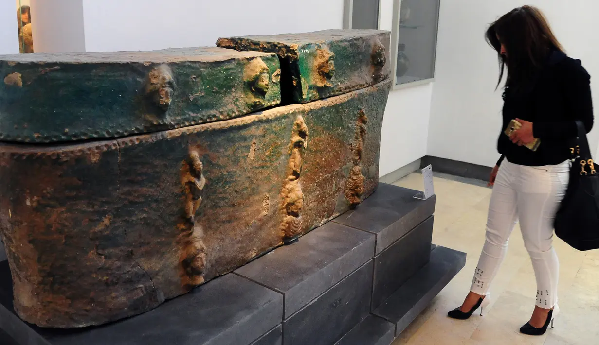 Pengunjung melihat artefak kuno selama upacara pembukaan kembali untuk Museum Nasional Suriah di Damaskus, 28 Oktober 2018. Pembukaan dilakukan setelah enam tahun museum ditutup untuk melindungi dari roket pemberontak dalam perang sipil. (SANA via AP)